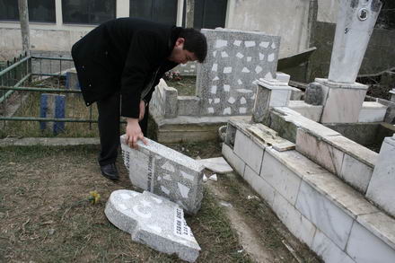 profanare_cimitir_musulman.jpg