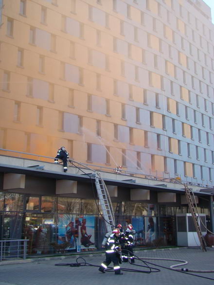 atentat cu cocktail molotov la hotel europa din eforie nord galerie foto 252001 atentat cu cocktail molotov la hotel europa din eforie nord galerie foto 252001