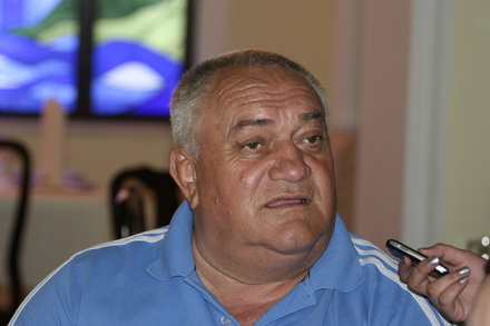vasile chirondojan cadou pentru primar o parapanta sau un trabuc galerie foto 25931 257867 vasile chirondojan cadou pentru primar o parapanta sau un trabuc galerie foto 25931 257867