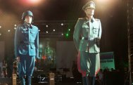 Mazare a facut baie de multime imbracat in soldat neamt (galerie foto)
