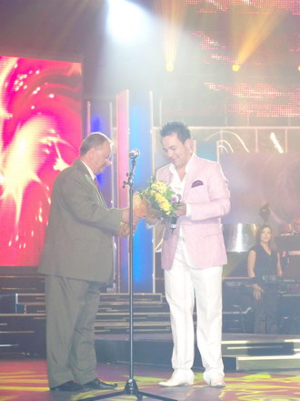 nicusor fratii mazare si geoana castigatorii marelui trofeu politic de la festival galerie foto 1834 nicusor fratii mazare si geoana castigatorii marelui trofeu politic de la festival galerie foto 1834