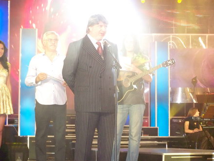 nicusor fratii mazare si geoana castigatorii marelui trofeu politic de la festival galerie foto 1834 nicusor fratii mazare si geoana castigatorii marelui trofeu politic de la festival galerie foto 1834