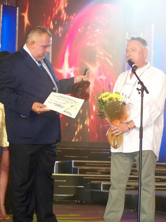 nicusor fratii mazare si geoana castigatorii marelui trofeu politic de la festival galerie foto 1834 nicusor fratii mazare si geoana castigatorii marelui trofeu politic de la festival galerie foto 1834