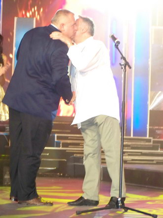 nicusor fratii mazare si geoana castigatorii marelui trofeu politic de la festival galerie foto 1834 nicusor fratii mazare si geoana castigatorii marelui trofeu politic de la festival galerie foto 1834