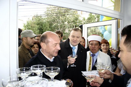 basescu si a amintit cum l a cununat pe turcul amza galerie foto 77573 265720 basescu si a amintit cum l a cununat pe turcul amza galerie foto 77573 265720