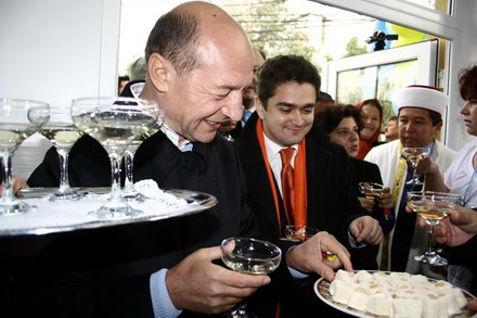basescu si a amintit cum l a cununat pe turcul amza galerie foto 77573 265720 basescu si a amintit cum l a cununat pe turcul amza galerie foto 77573 265720