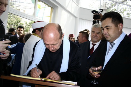 basescu si a amintit cum l a cununat pe turcul amza galerie foto 77573 265720 basescu si a amintit cum l a cununat pe turcul amza galerie foto 77573 265720