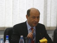 Presa straina comenteaza filmul in care apare Basescu lovind un copil