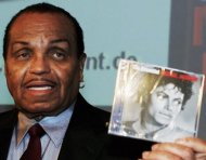 Tatal lui Michael Jackson cere o parte din averea artistului