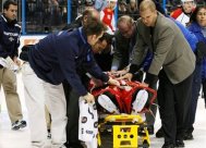 Portar aprope decapitat la hochei (video)