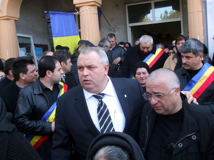 viata i floare abur si roua de dimineata primarul emilian burcea a fost condus pe ultimul drum galerie viata i floare abur si roua de dimineata primarul emilian burcea a fost condus pe ultimul drum galerie