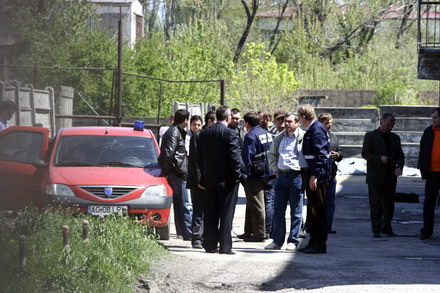 contrabanda cu alcool in ograda lui pufleanu myt dan impex impanzita de mascati galerie foto document contrabanda cu alcool in ograda lui pufleanu myt dan impex impanzita de mascati galerie foto document