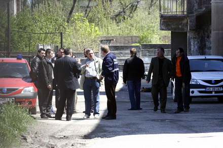 contrabanda cu alcool in ograda lui pufleanu myt dan impex impanzita de mascati galerie foto document contrabanda cu alcool in ograda lui pufleanu myt dan impex impanzita de mascati galerie foto document