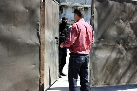 contrabanda cu alcool in ograda lui pufleanu myt dan impex impanzita de mascati galerie foto document contrabanda cu alcool in ograda lui pufleanu myt dan impex impanzita de mascati galerie foto document