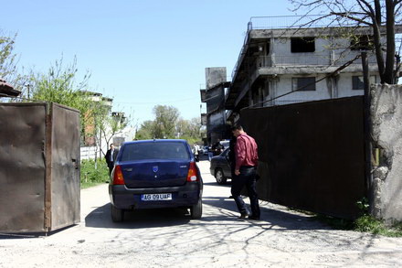 contrabanda cu alcool in ograda lui pufleanu myt dan impex impanzita de mascati galerie foto document contrabanda cu alcool in ograda lui pufleanu myt dan impex impanzita de mascati galerie foto document
