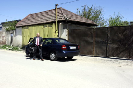 contrabanda cu alcool in ograda lui pufleanu myt dan impex impanzita de mascati galerie foto document contrabanda cu alcool in ograda lui pufleanu myt dan impex impanzita de mascati galerie foto document