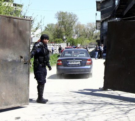 contrabanda cu alcool in ograda lui pufleanu myt dan impex impanzita de mascati galerie foto document contrabanda cu alcool in ograda lui pufleanu myt dan impex impanzita de mascati galerie foto document