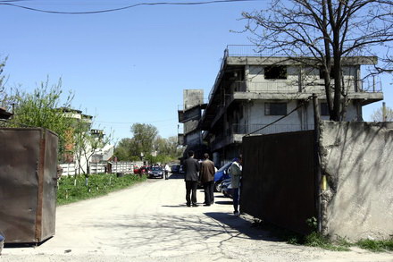 contrabanda cu alcool in ograda lui pufleanu myt dan impex impanzita de mascati galerie foto document contrabanda cu alcool in ograda lui pufleanu myt dan impex impanzita de mascati galerie foto document