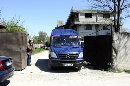 contrabanda cu alcool in ograda lui pufleanu myt dan impex impanzita de mascati galerie foto document contrabanda cu alcool in ograda lui pufleanu myt dan impex impanzita de mascati galerie foto document