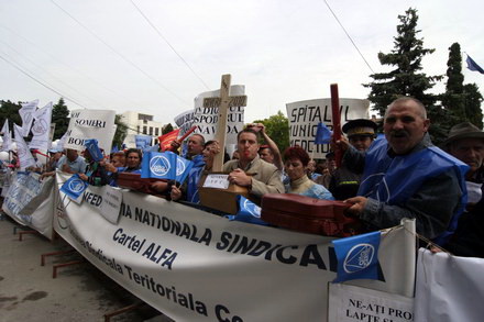 lesinuri un carnet de partid ars galagie si ploaie sindicalistii sefi au mai bifat un miting galerie lesinuri un carnet de partid ars galagie si ploaie sindicalistii sefi au mai bifat un miting galerie