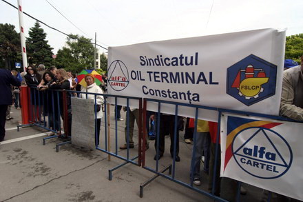 lesinuri un carnet de partid ars galagie si ploaie sindicalistii sefi au mai bifat un miting galerie lesinuri un carnet de partid ars galagie si ploaie sindicalistii sefi au mai bifat un miting galerie