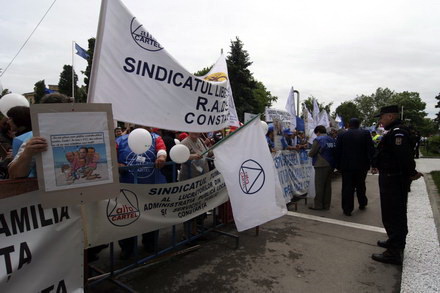 lesinuri un carnet de partid ars galagie si ploaie sindicalistii sefi au mai bifat un miting galerie lesinuri un carnet de partid ars galagie si ploaie sindicalistii sefi au mai bifat un miting galerie