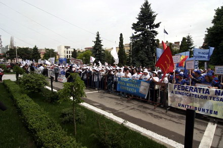 lesinuri un carnet de partid ars galagie si ploaie sindicalistii sefi au mai bifat un miting galerie lesinuri un carnet de partid ars galagie si ploaie sindicalistii sefi au mai bifat un miting galerie
