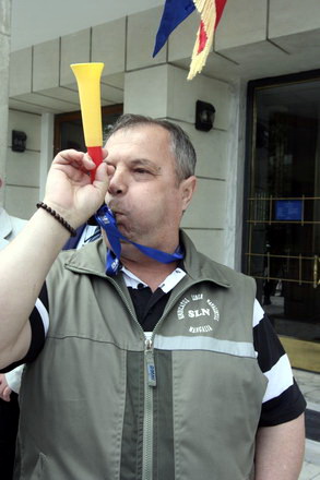 lesinuri un carnet de partid ars galagie si ploaie sindicalistii sefi au mai bifat un miting galerie lesinuri un carnet de partid ars galagie si ploaie sindicalistii sefi au mai bifat un miting galerie