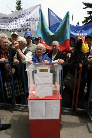 lesinuri un carnet de partid ars galagie si ploaie sindicalistii sefi au mai bifat un miting galerie lesinuri un carnet de partid ars galagie si ploaie sindicalistii sefi au mai bifat un miting galerie