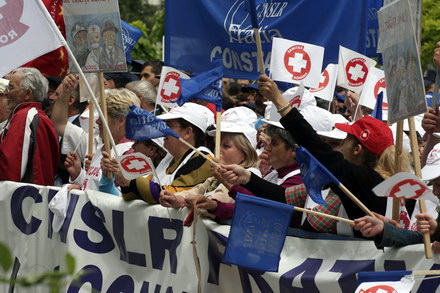lesinuri un carnet de partid ars galagie si ploaie sindicalistii sefi au mai bifat un miting galerie lesinuri un carnet de partid ars galagie si ploaie sindicalistii sefi au mai bifat un miting galerie