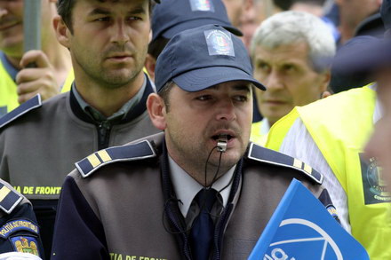 lesinuri un carnet de partid ars galagie si ploaie sindicalistii sefi au mai bifat un miting galerie lesinuri un carnet de partid ars galagie si ploaie sindicalistii sefi au mai bifat un miting galerie