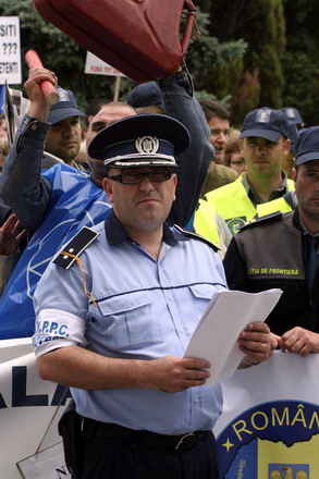 lesinuri un carnet de partid ars galagie si ploaie sindicalistii sefi au mai bifat un miting galerie lesinuri un carnet de partid ars galagie si ploaie sindicalistii sefi au mai bifat un miting galerie