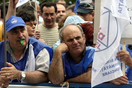 lesinuri un carnet de partid ars galagie si ploaie sindicalistii sefi au mai bifat un miting galerie lesinuri un carnet de partid ars galagie si ploaie sindicalistii sefi au mai bifat un miting galerie