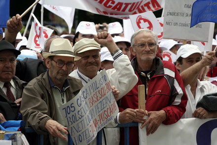 lesinuri un carnet de partid ars galagie si ploaie sindicalistii sefi au mai bifat un miting galerie lesinuri un carnet de partid ars galagie si ploaie sindicalistii sefi au mai bifat un miting galerie