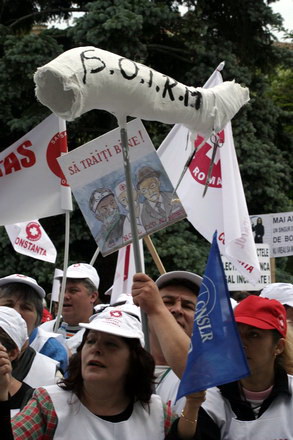 lesinuri un carnet de partid ars galagie si ploaie sindicalistii sefi au mai bifat un miting galerie lesinuri un carnet de partid ars galagie si ploaie sindicalistii sefi au mai bifat un miting galerie