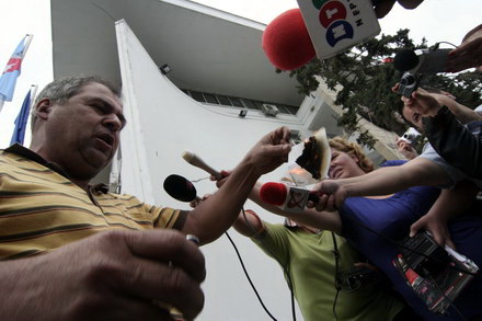 lesinuri un carnet de partid ars galagie si ploaie sindicalistii sefi au mai bifat un miting galerie lesinuri un carnet de partid ars galagie si ploaie sindicalistii sefi au mai bifat un miting galerie