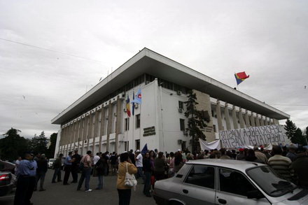 lesinuri un carnet de partid ars galagie si ploaie sindicalistii sefi au mai bifat un miting galerie lesinuri un carnet de partid ars galagie si ploaie sindicalistii sefi au mai bifat un miting galerie