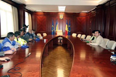 lesinuri un carnet de partid ars galagie si ploaie sindicalistii sefi au mai bifat un miting galerie lesinuri un carnet de partid ars galagie si ploaie sindicalistii sefi au mai bifat un miting galerie