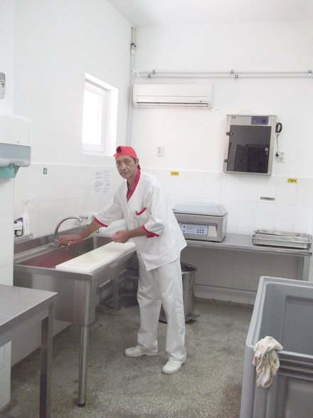 managerul arimex comexim 2000 le asigur angajatilor cele mai bune conditii aer conditionat ventilatie managerul arimex comexim 2000 le asigur angajatilor cele mai bune conditii aer conditionat ventilatie