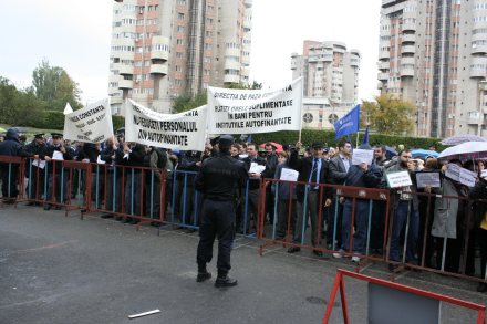 functionarii publici in a cincea zi de protestcristian moldovanu in rolul regizorului galerie foto 15524 functionarii publici in a cincea zi de protestcristian moldovanu in rolul regizorului galerie foto 15524