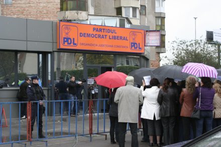 functionarii publici in a cincea zi de protestcristian moldovanu in rolul regizorului galerie foto 15524 functionarii publici in a cincea zi de protestcristian moldovanu in rolul regizorului galerie foto 15524