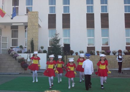 vrabie si palaz au inaugurat corpul scolii de arte si meserii din pestera galerie foto 82582 304862 vrabie si palaz au inaugurat corpul scolii de arte si meserii din pestera galerie foto 82582 304862