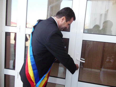 investitie de 15 miliarde de lei vechi vrabie si palaz la deschiderea scolii de arte si meserii din pestera investitie de 15 miliarde de lei vechi vrabie si palaz la deschiderea scolii de arte si meserii din pestera