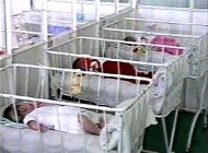 Zeci de români îşi abandonează copiii în spitale. Devine un fenomen?