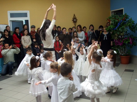 spectacol plin de veselie si culoare copiii din agigea au dansat la targul lui mos nicolae galerie foto spectacol plin de veselie si culoare copiii din agigea au dansat la targul lui mos nicolae galerie foto