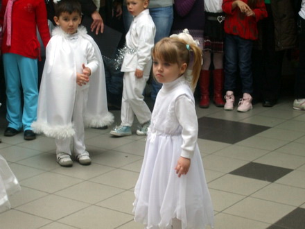 spectacol plin de veselie si culoare copiii din agigea au dansat la targul lui mos nicolae galerie foto spectacol plin de veselie si culoare copiii din agigea au dansat la targul lui mos nicolae galerie foto