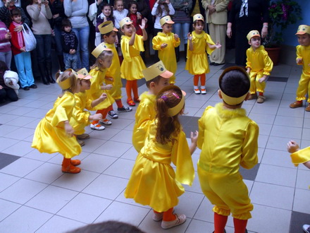 spectacol plin de veselie si culoare copiii din agigea au dansat la targul lui mos nicolae galerie foto spectacol plin de veselie si culoare copiii din agigea au dansat la targul lui mos nicolae galerie foto