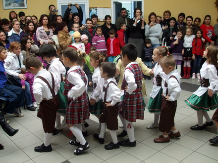 spectacol plin de veselie si culoare copiii din agigea au dansat la targul lui mos nicolae galerie foto spectacol plin de veselie si culoare copiii din agigea au dansat la targul lui mos nicolae galerie foto