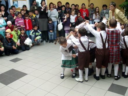 spectacol plin de veselie si culoare copiii din agigea au dansat la targul lui mos nicolae galerie foto spectacol plin de veselie si culoare copiii din agigea au dansat la targul lui mos nicolae galerie foto