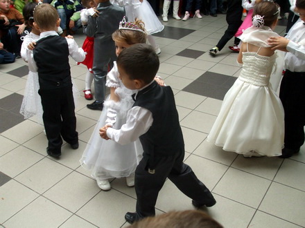 spectacol plin de veselie si culoare copiii din agigea au dansat la targul lui mos nicolae galerie foto spectacol plin de veselie si culoare copiii din agigea au dansat la targul lui mos nicolae galerie foto